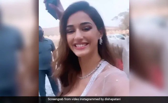 दिशा पटानी (Disha Patani) ने दोस्त की शादी में किया एंजॉय